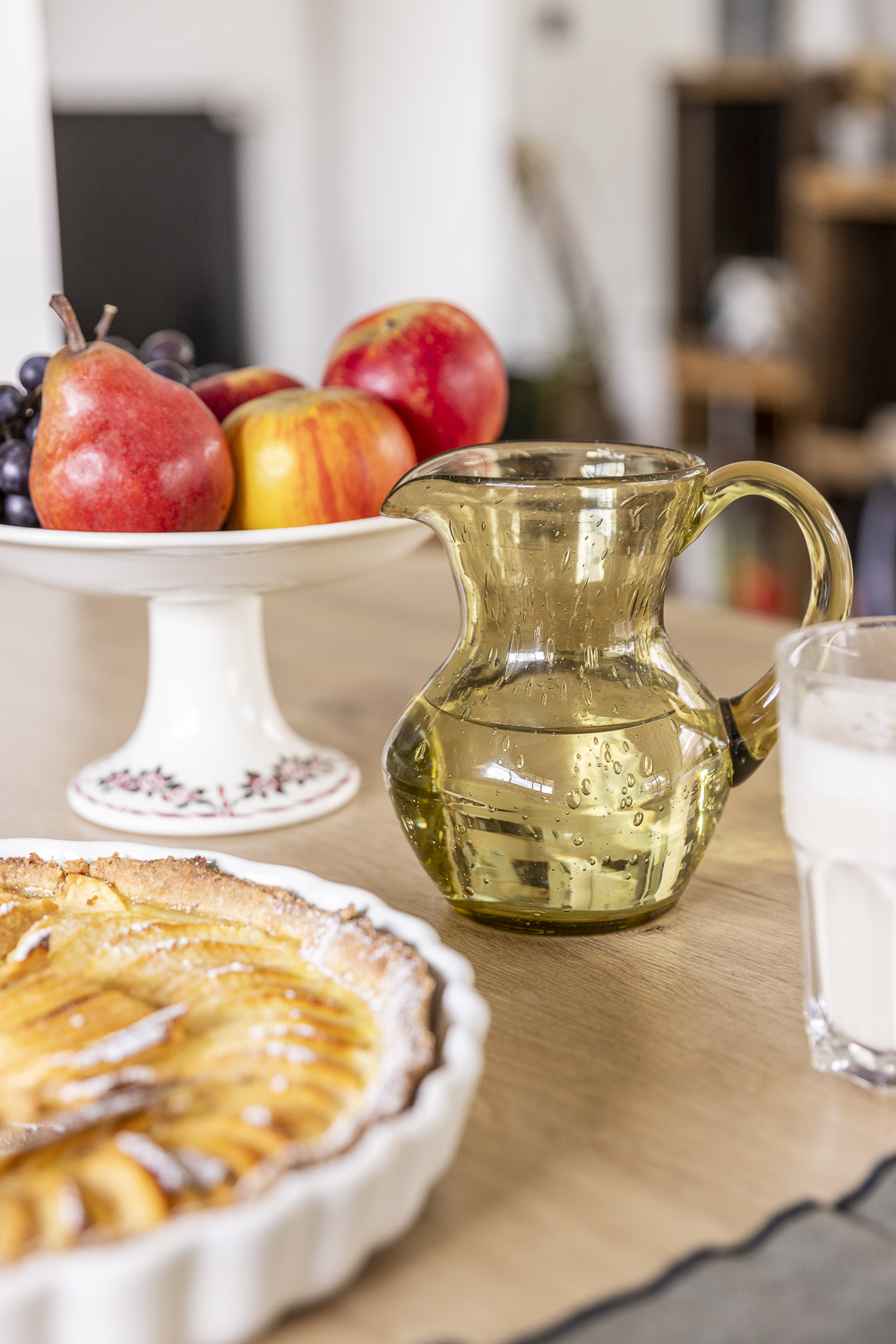 cuisine en automne corbeille fruits pichet verre martelé plat tarte aux pommes